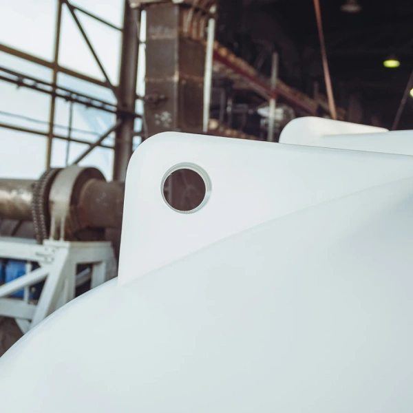 Емкость ЦКТ 5000 л с патрубком 90мм с фланцем под плотность до 1,5 г/см³ белая в обрешетке с лестницей